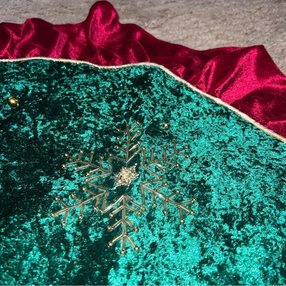 Christmas Tree Skirt Velvet Green and Red with Gold Beaded Snowflakes 40” - Picture 4 of 7